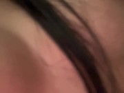 Linda latina frota sus pequeñas tetas