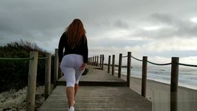 Chica con culo increible da una vuelta por la playa