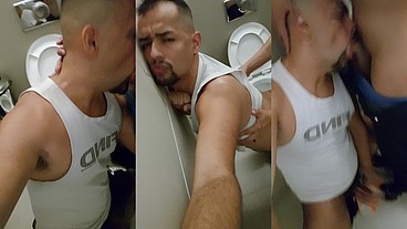 Sexo gostoso, com tesão entre homens safados no box do banheiro.