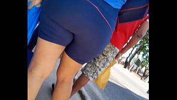 Mulher com shortinho azul e bunda grande