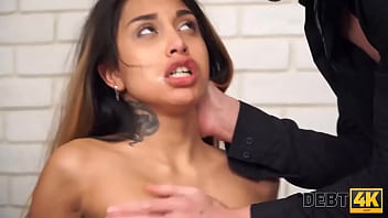 DEBT4k. La ragazza russa arguta Roxy Lips inizia il sesso per ritardare il debito