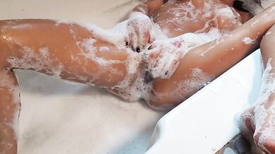 Baden mit der teuflisch geilen Milf Vanessa