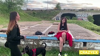 Megan Lux se toca en un parque y la pillan