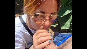 Pompino di teresa jones nel campo di girasoli