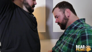 Video fetish cu Dean Gauge și Aiden Storm, tatuați cu un urs, futuți analmente
