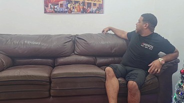 Surfistinha no sofá com Leo ogro revela que se arrepende de ter abandonado a filha e foi trabalhar em cabaré por estar no tédio em casa.