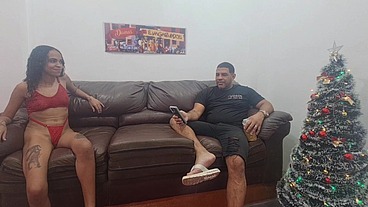 Surfistinha no sofá com Leo ogro revela que se arrepende de ter abandonado a filha e foi trabalhar em cabaré por estar no tédio em casa.
