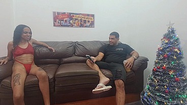 Surfistinha no sofá com Leo ogro revela que se arrepende de ter abandonado a filha e foi trabalhar em cabaré por estar no tédio em casa.