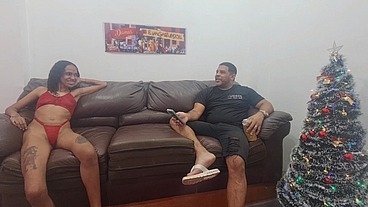 Surfistinha no sofá com Leo ogro revela que se arrepende de ter abandonado a filha e foi trabalhar em cabaré por estar no tédio em casa.
