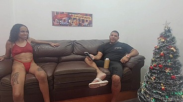Surfistinha no sofá com Leo ogro revela que se arrepende de ter abandonado a filha e foi trabalhar em cabaré por estar no tédio em casa.