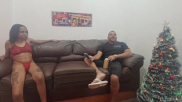 Surfistinha no sofá com Leo ogro revela que se arrepende de ter abandonado a filha e foi trabalhar em cabaré por estar no tédio em casa.