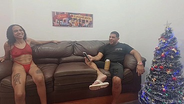 Surfistinha no sofá com Leo ogro revela que se arrepende de ter abandonado a filha e foi trabalhar em cabaré por estar no tédio em casa.
