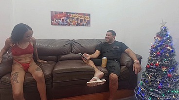 Surfistinha no sofá com Leo ogro revela que se arrepende de ter abandonado a filha e foi trabalhar em cabaré por estar no tédio em casa.