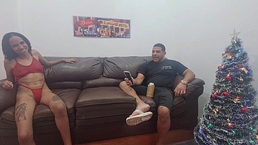 Surfistinha no sofá com Leo ogro revela que se arrepende de ter abandonado a filha e foi trabalhar em cabaré por estar no tédio em casa.