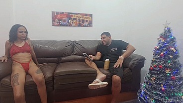 Surfistinha no sofá com Leo ogro revela que se arrepende de ter abandonado a filha e foi trabalhar em cabaré por estar no tédio em casa.