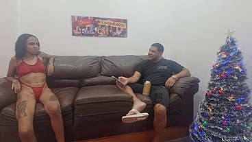 Surfistinha no sofá com Leo ogro revela que se arrepende de ter abandonado a filha e foi trabalhar em cabaré por estar no tédio em casa.