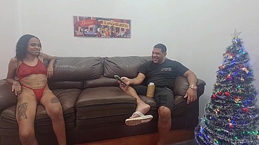 Surfistinha no sofá com Leo ogro revela que se arrepende de ter abandonado a filha e foi trabalhar em cabaré por estar no tédio em casa.