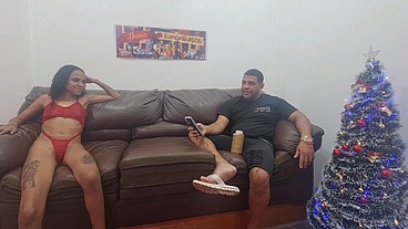 Surfistinha no sofá com Leo ogro revela que se arrepende de ter abandonado a filha e foi trabalhar em cabaré por estar no tédio em casa.