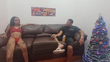 Surfistinha no sofá com Leo ogro revela que se arrepende de ter abandonado a filha e foi trabalhar em cabaré por estar no tédio em casa.