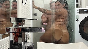 Ficamos na casa de uns amigos na praia e o tesão foi forte de mais, entramos no banheiro apertado da empregada e transamos gostoso, quebramos tudo mas gozamos gostoso kkkk