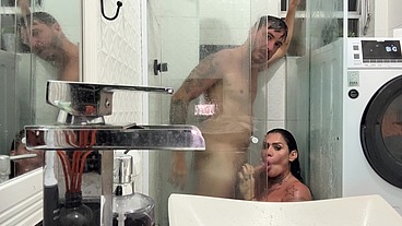 Ficamos na casa de uns amigos na praia e o tesão foi forte de mais, entramos no banheiro apertado da empregada e transamos gostoso, quebramos tudo mas gozamos gostoso kkkk