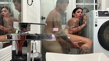 Ficamos na casa de uns amigos na praia e o tesão foi forte de mais, entramos no banheiro apertado da empregada e transamos gostoso, quebramos tudo mas gozamos gostoso kkkk