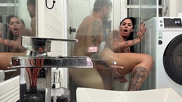 Ficamos na casa de uns amigos na praia e o tesão foi forte de mais, entramos no banheiro apertado da empregada e transamos gostoso, quebramos tudo mas gozamos gostoso kkkk