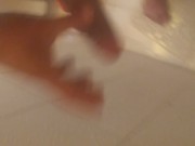 Latino masturbándose en baño