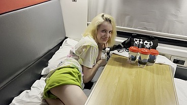 Passionate fuck of the amateur girl in the night train