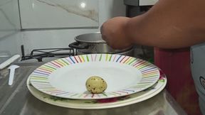 La giganta prepara su cena con huevitos.