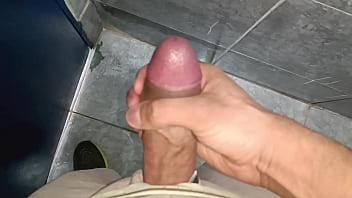 Punheta gostosa no banheiro do trabalho