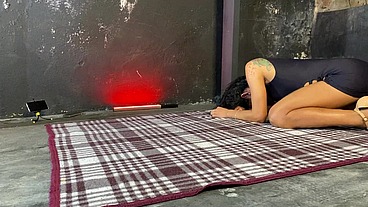 Paloma Veiga e Sabrina Prezotte dominam escrava que sofre ao tentar aguentar quase 50cm de piroca