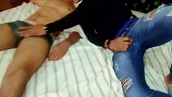 Coroa tatuado sofrendo na rola do dotado