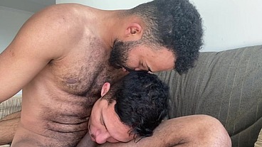Negão Black de 23CM me coloca pra mamar e me coloca no sofá pra meter o Pauzao no meu Rabo