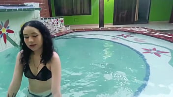 MI PEQUE&Ntilde_A HERMANASTRA LLEGA A LA PISCINA CON SEXY TRAJE LE PIDO QUE SAQUE MI LECHE SEXO DURO - PORNO EN ESPANOL