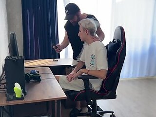 Stepfather teaches his stepson to fuck a girl. Squirt and fuck in the pussy