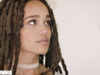 VIXEN Hawt Assistant s Boss For Sex