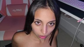 Gamer girl is very bad at games but very good at giving blowjobs