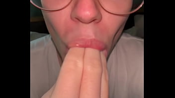 Dommylips sucks their fingers and makes slutty noises