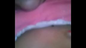 Gordita argenta tocandose
