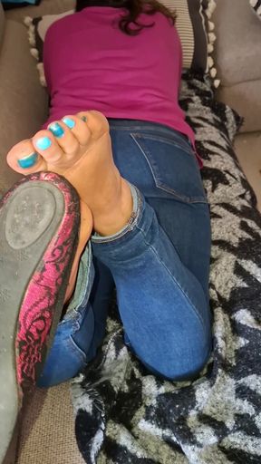 Remain ignored at my stinking and dirty feet