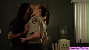 Kira makes Ladyguard Sinns pussy orgasm