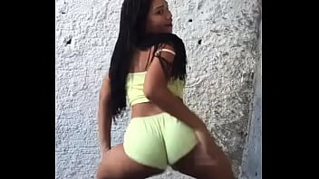 Joyce dan&ccedil_ando ela e braba