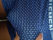 Mi vecino me pide que le acaricie su enorme y gruesa verga para exitarse y que luego se la chupe.