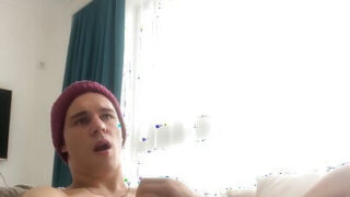 Domácí sólový film amatérské gay děvky, která si šuká vlastní zadek