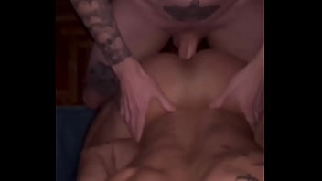 Me rompe bien la cola con esa pija enorme - bareback - sem camishina