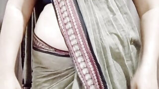 مقطع فيديو منزلي الصنع من كاميرا الويب لفتاة آسيوية شقراء تبلغ من العمر 18 عامًا وهي تداعب مؤخرتها الضيقة بمفردها