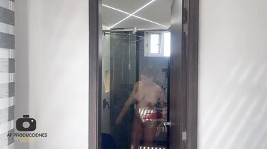 me follo a mi vecina mientras viene a seducirme a mi apartamento