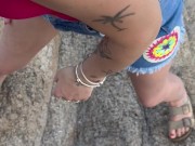 Petite ballade à la plage qui se termine  avec du sperme dans la bouche