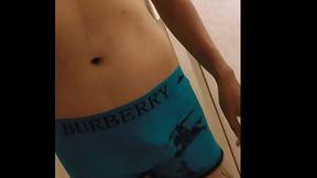 Meados, meados y m&aacute_s meados con final inesperado./ Pissing and cumming as the same time.